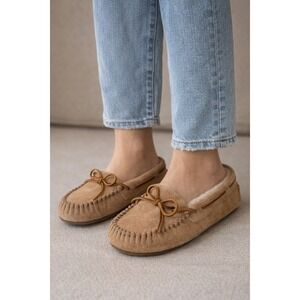 Minnetonka Cally Suede Moccasin Slippers Tan Faux Fur Lined Brown Bow